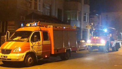 Пожежа у центрі Харкова: працюють п'ять відділень рятувальників Пожежа у центрі Харкова: працюють п'ять відділень рятувальників