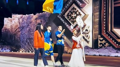 Кримські татари вийшли з українським прапором на відкритті Ігор кочівників у Киргизстані