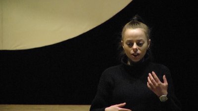 Катерина Власенко грає Попелюшку, 27 листопада 2023. Фото: Суспільне Хмельницький. Катерина Власенко грає Попелюшку, 27 листопада 2023. Фото: Суспільне Хмельницький.