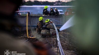 На Полтавщині загасили пожежу на підприємстві, куди влучив російський БпЛА