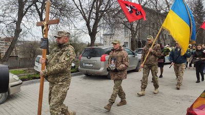 У Тернополі попрощалися з волонтером, військовослужбовцем Віталієм Заверухою У Тернополі попрощалися з волонтером, військовослужбовцем Віталієм Заверухою