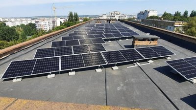 Сонячні панелі на дахах трьох поліклінік Хмельницького лікувально-діагностичного центру
