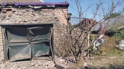 Пошкоджені будинки, сонячні панелі та лінії електропередач. Війська РФ обстріляли Нікопольський район Дніпропетровщини