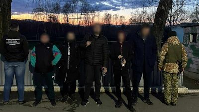Через гори за кордон: на Закарпатті затримали дев'ятьох чоловіків, які прямували в напрямку Румунії Через гори за кордон: на Закарпатті затримали дев'ятьох чоловіків, які прямували в напрямку Румунії