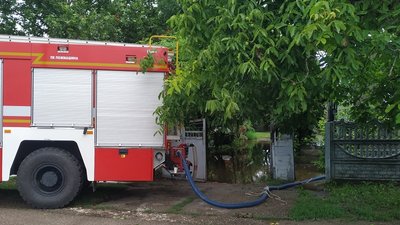Затопило будинки та присадибні ділянки: як на Херсонщині рятувальники долають наслідки негоди Затопило будинки та присадибні ділянки: як на Херсонщині рятувальники долають наслідки негоди