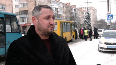 У Рівному мешканці будинку перекривали вулицю. В чому проблема та як реагує мер У Рівному мешканці будинку перекривали вулицю. В чому проблема та як реагує мер