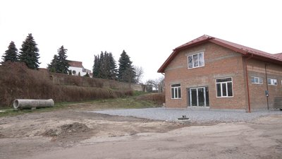 На Рівненщині забудовують національну пам'ятку. У ДАБІ кажуть – руки зв'язані На Рівненщині забудовують національну пам'ятку. У ДАБІ кажуть – руки зв'язані