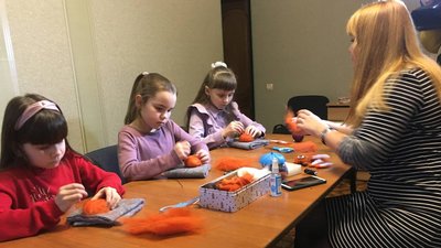Житомирянка Лариса Дановська навчила дітей створювати новорічні іграшки з вовни