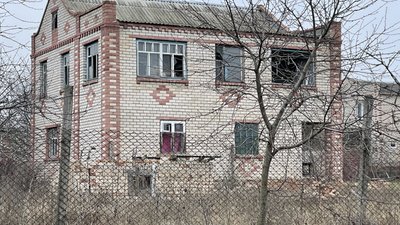 Обстріл Янтарного: тіло загиблого чоловіка досі не забрали відповідні служби Обстріл Янтарного: тіло загиблого чоловіка досі не забрали відповідні служби