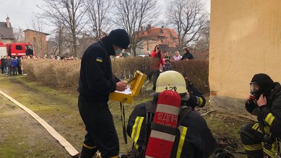 На Львівщині рятувальники моделюють пожежі, аби навчити учнів діяти у екстреній ситуації