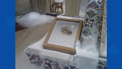 Взимку до церкви замітає сніг. Взимку до церкви замітає сніг.