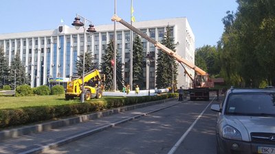 У Рівному встановили 50-метровий флагшток