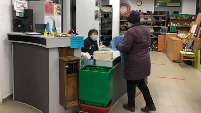 Благодійні крамнички у Львові: вилучені гроші скеровують на допомогу безпритульним