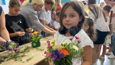 У Вінниці дітей-переселенців навчали виготовляти квіткові композиції У Вінниці дітей-переселенців навчали виготовляти квіткові композиції