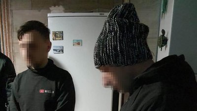 На Житомирщині нейтралізували кібергрупу, яка створювала фейкові акаунти на замовлення з Росії На Житомирщині нейтралізували кібергрупу, яка створювала фейкові акаунти на замовлення з Росії