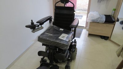 Ветерану війни на Волині передали крісло колісне від волонтерів Ветерану війни на Волині передали крісло колісне від волонтерів