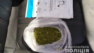 В Ужгороді затримали чоловіка під час збуту наркотичної речовини В Ужгороді затримали чоловіка під час збуту наркотичної речовини