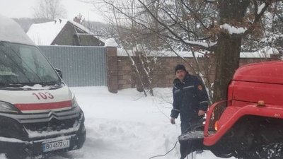 На Тернопільщині швидка застрягла повертаючись із виклику