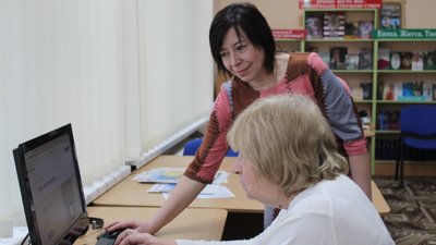 Пенсіонерів у луцьких бібліотеках вчать цифрової грамотності