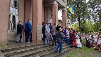 На Закарпатті бюлетені винесли за межі дільниці та голосували поза кабінкою, — ОПОРА На Закарпатті бюлетені винесли за межі дільниці та голосували поза кабінкою, — ОПОРА