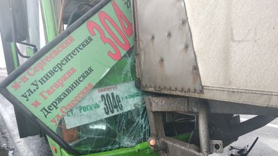Потрійне ДТП під Харковом: зіштовхнулися дві вантажівки та автобус Потрійне ДТП під Харковом: зіштовхнулися дві вантажівки та автобус