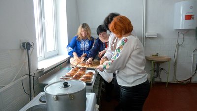 "Віримо у них і будемо підтримувати": як учні та вчителі гімназії на Вінниччині допомагають захисникам "Віримо у них і будемо підтримувати": як учні та вчителі гімназії на Вінниччині допомагають захисникам