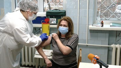 У Рівному троє людей вакцинувались від COVID поза чергою. Хто вони У Рівному троє людей вакцинувались від COVID поза чергою. Хто вони