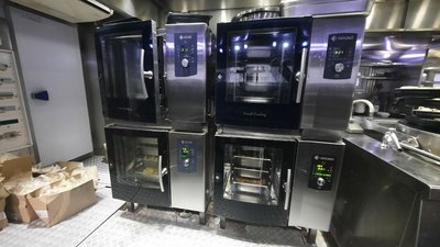 Понад 5 тисяч порцій щодня. В Миколаєві готують та безкоштовно роздають гарячі обіди Понад 5 тисяч порцій щодня. В Миколаєві готують та безкоштовно роздають гарячі обіди