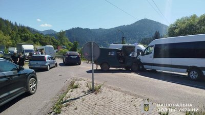 У Хустському районі сталася ДТП за участі трьох авто: що відомо