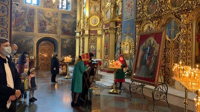 До Києва з Єрусалиму прибув Благодатний вогонь До Києва з Єрусалиму прибув Благодатний вогонь