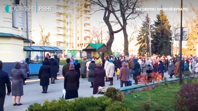 Парафіяни чи порушники: поліція, мер та духовенство про скупчення біля церков
