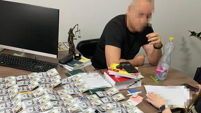На Закарпатті працівника лікарні підозрюють у отриманні хабаря 17,3 тис. доларів