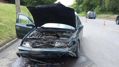 На Рівненщині водій легковика втікав від поліції. У результаті — травмував патрульного На Рівненщині водій легковика втікав від поліції. У результаті — травмував патрульного