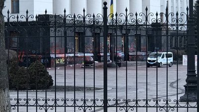Поліція проводить слідчі дії під ОП після акції прихильників Стерненка Поліція проводить слідчі дії під ОП після акції прихильників Стерненка