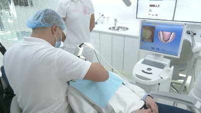 Возить цукерки та ставить брекети: як харківський стоматолог лікує жителів прифронтової зони Возить цукерки та ставить брекети: як харківський стоматолог лікує жителів прифронтової зони