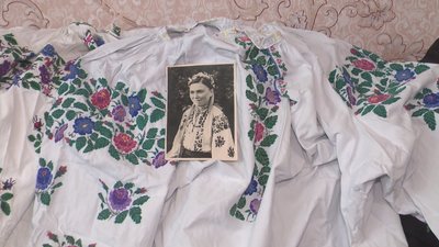 Буденні, святкові, траурні — колекція вишитих сорочок вінничанки Олени Савенко Буденні, святкові, траурні — колекція вишитих сорочок вінничанки Олени Савенко