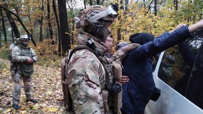 Помстилися жінці та підпалили її авто: у Чернігові поліція затримала двох чоловіків