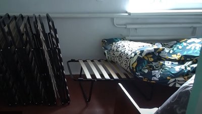 У прифронтовому селищі на Запоріжжі сімейний лікар працює і як водій і як кочегар У прифронтовому селищі на Запоріжжі сімейний лікар працює і як водій і як кочегар