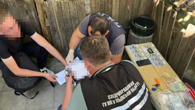 Чоловіка затримали під час одержання частини суми Чоловіка затримали під час одержання частини суми