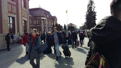 Близько 10-ти потягів з вимушеними переселенцями щодня приїжджають до Ужгорода
