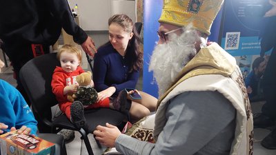 В Ужгороді діти із Маріуполя отримали подарунки від Святого Миколая з Нацгвардії В Ужгороді діти із Маріуполя отримали подарунки від Святого Миколая з Нацгвардії