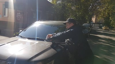 Інспектори з паркування щодня виписують до 50 постанов про сплату штрафу, жовтень 2023. Фото: управління транспорту та зв'язку Хмельницької міської ради. Інспектори з паркування щодня виписують до 50 постанов про сплату штрафу, жовтень 2023. Фото: управління транспорту та зв'язку Хмельницької міської ради.