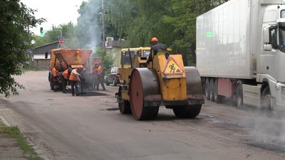 У Житомирі на вулиці Домбровського укладають новий асфальт
