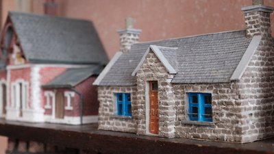 “Найменша деталь має пів міліметра”. Як чернівчанин робить мініатюри старих будівель
