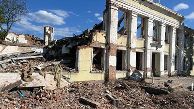 Залишки від будівлі Охтирської міської ради на фото Хмельницького міського голови Симчишина. Залишки від будівлі Охтирської міської ради на фото Хмельницького міського голови Симчишина.