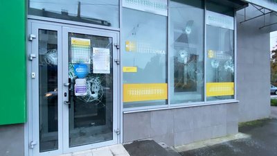 У Рівному розбили вітрини у кількох закладах. Поліцейські шукають хулігана