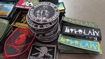 В миколаївській піцерії продають шеврони, аби допомогти тероборонівцям
