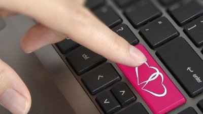 Пообіцяв переїхати та вкрав гроші: херсонка переказала 21 тисячу доларів знайомому через інтернет