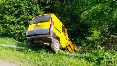 На Франківщині автівка злетіла з дороги у кювет. Загинув чоловік На Франківщині автівка злетіла з дороги у кювет. Загинув чоловік