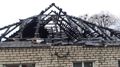 У Ізюмі на Харківщині рятувальники винесли з палаючого будинку двох дітей У Ізюмі на Харківщині рятувальники винесли з палаючого будинку двох дітей